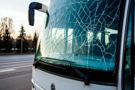 Ночью на трассе М-1 под Смоленском автобус врезался в тросовое ограждение