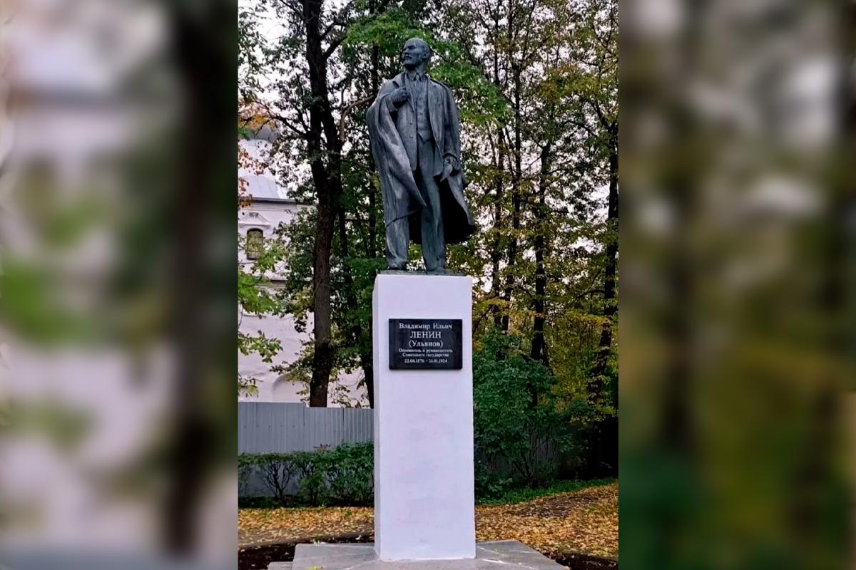 Мэр Александр Розбаум: На Ярославовом дворище в Великом Новгороде установили мемориальную табличку на памятнике Ленину