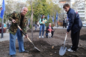 Сделаем город лучше: жители Геленджика высадили 22 дерева на новой общественной площадке