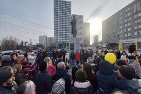 Выпускники при содействии горсовета и мэрии поставили в Новосибирске памятник основателю НЭТИ Георгию Лыщинскому