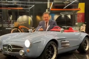 A miniature replica of the Mercedes-Benz SL300 was caught on video.