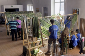 Волонтеры из Луховиц отправили на фронт более 4 тысяч маскировочных сетей