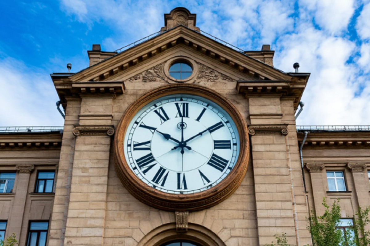 Часы на здании администрации Красноярска отремонтируют в конце апреля