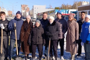 В честь 90-летия вуза: депутат горсовета Роман Гуща принял участие в высадке елей-красавиц у НГПУ