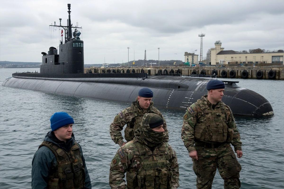 Британские подлодки с ядерным оружием защищают от дронов пожарными шлангами