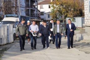 Алексей Богодистов и замминистра Никита Стасишин проверили ход строительства школы в Геленджике