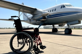 Смертельная посадка: пассажир разбился лицом о землю, выпав из коляски перед трапом