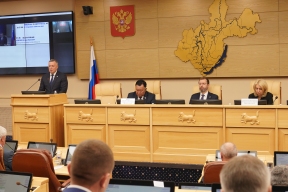 Поддержка участников СВО, соцобязательства и оптимизация: Заксобрание Иркутской области приняло проект бюджета региона на три года в первом чтении