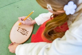 Autumn crafts are being purchased in Moscow: should children be exempted from creative activities?