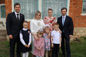 Спикер Липецкого облсовета депутатов Владимир Сериков и сенатор Максим Кавджарадзе подарили дом многодетной маме