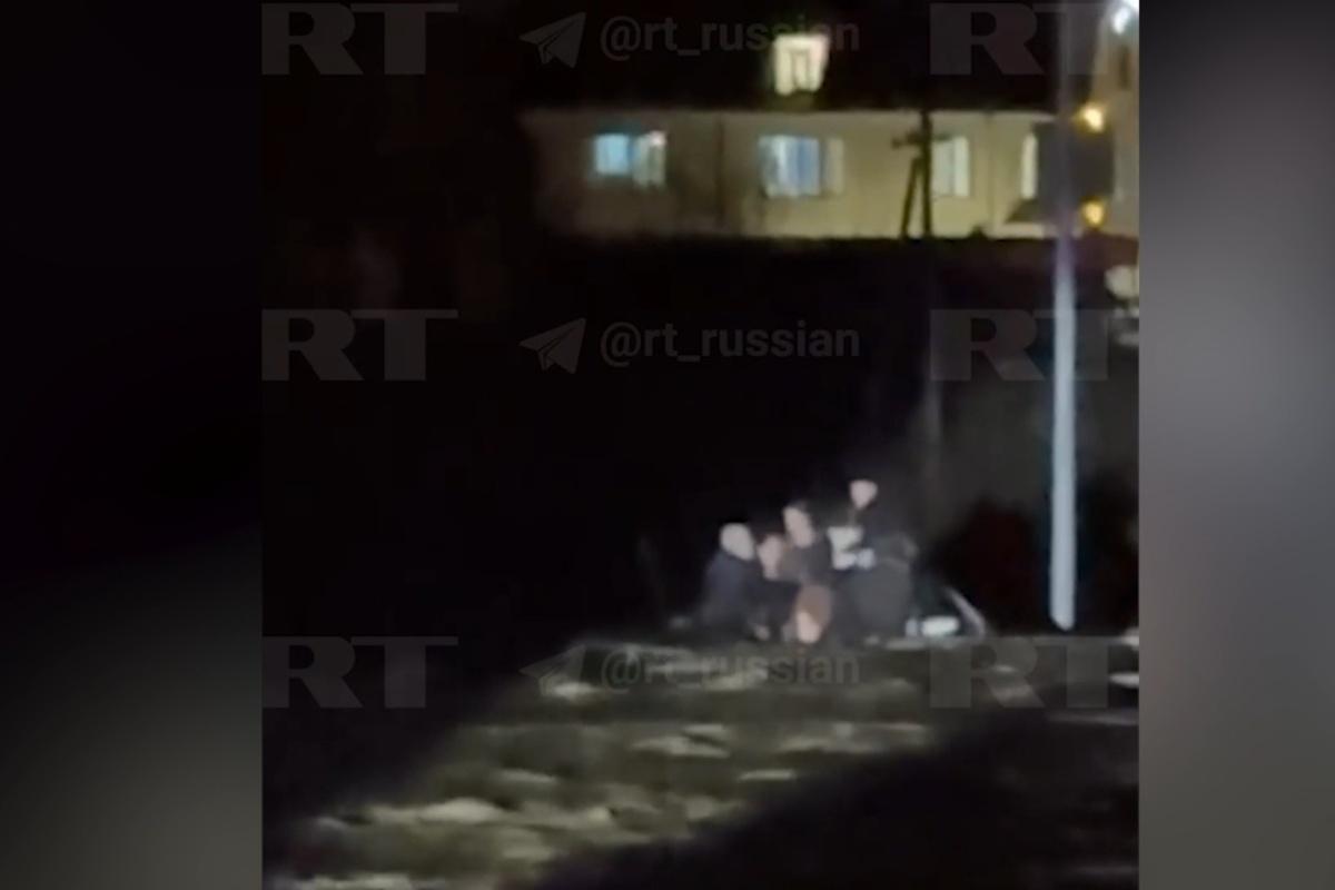 В Дагестане местный житель спас двух человек, которых едва не снес грязевой поток