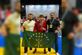Глава Адыгеи Мурат Кумпилов поздравил спортсмена Аскера Цику с золотом первенства мира по самбо в греческих Салониках