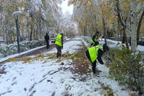 В Сургуте оперативно устраняют последствия сильного снегопада: городские службы работают в усиленном режиме