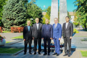 Спикер Гордумы Астрахани Игорь Седов и посол Ирана Казем Джалали возложили цветы к Вечному огню в Братском саду