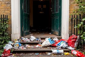 От жалобы до штрафа: алгоритм действий при грязном подъезде