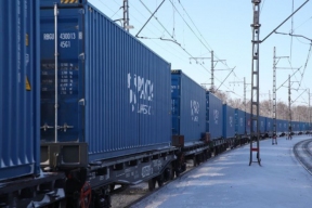 Из Тобольска во Владивосток отправили тестовый контейнерный поезд в 142 вагона с продукцией нефтехимии