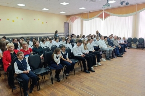 Первые награды за старание и талант: новосибирские депутаты вручили лучшим ученикам школы № 188 именные стипендии