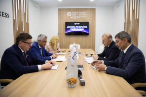 Глава Адыгеи Мурат Кумпилов на полях ПМЭФ-2026 обсудил с гендиректором «РВБ» Робертом Мирзояном проекты в сфере торговли и туризма