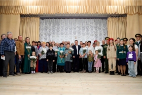 Председатель Заксобрания ЕАО Роман Бойко вручил медали «Отец солдата» родителям, чьи сыновья ушли защищать Родину