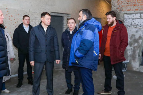 Николай Ханин проверил ход ремонта в Софьинской школе