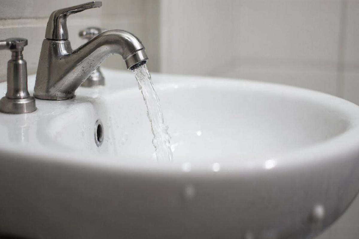 Власти Льгова ищут причину мутной воды, поступающей в жилые дома