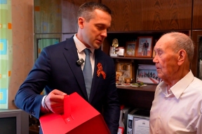 Глава Дубны поздравил ветерана ВОВ, прошедшего пешком 300 км в 16 лет