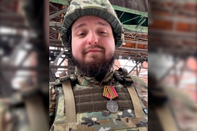 Спикер Заксобрания Роман Береснев поздравил главу регионального отделения «Молодой Гвардии» Илью Катаева с присуждением медали «За храбрость»