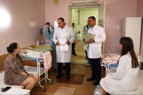 Мэр Алексей Богодистов перед Днем матери посетил геленджикский родильный дом