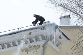 В Вышнем Волочке возбудили дело после травмы женщины от падения льда