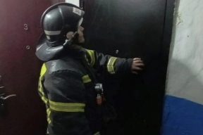В Алтайском крае спасатели вскрыли квартиру, чтобы спасти двухлетнего ребенка