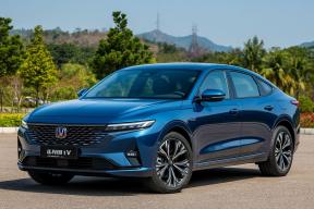 100 тысяч сверху: сколько теперь просят за Changan UNI-V 2024 года у дилеров