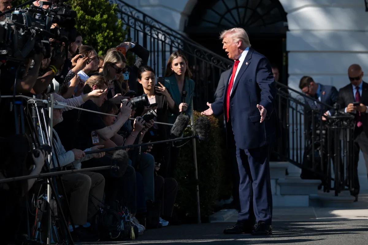 Сорвал микрофон и бросил на пол: Трамп в ярости прервал интервью NBC и оскорбил ведущую