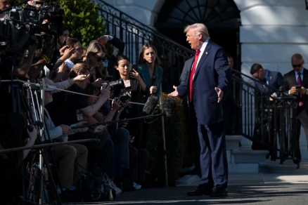 Сорвал микрофон и бросил на пол: Трамп в ярости прервал интервью NBC и оскорбил ведущую