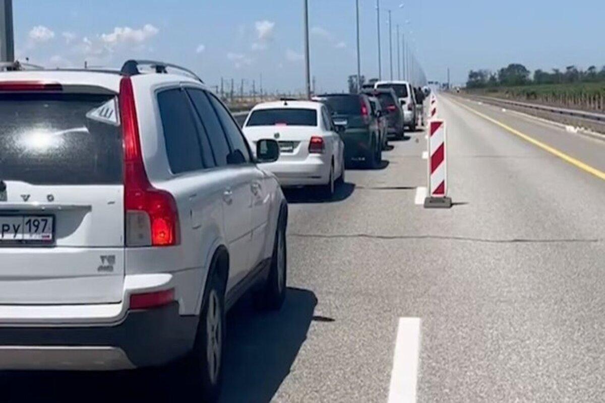Движение по Крымскому мосту остановлено: водителей просят сохранять спокойствие