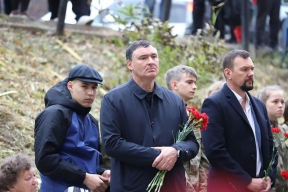 Мэр Иркутска Руслан Болотов принял участие в открытии мемориальной доски ветерану СВО Игорю Токареву