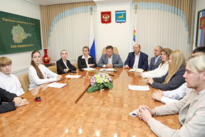 Мост дружбы от Биробиджана до Донецка: спикер Заксобрания ЕАО Роман Бойко поздравил россиян с годовщиной воссоединения новых территорий с Россией