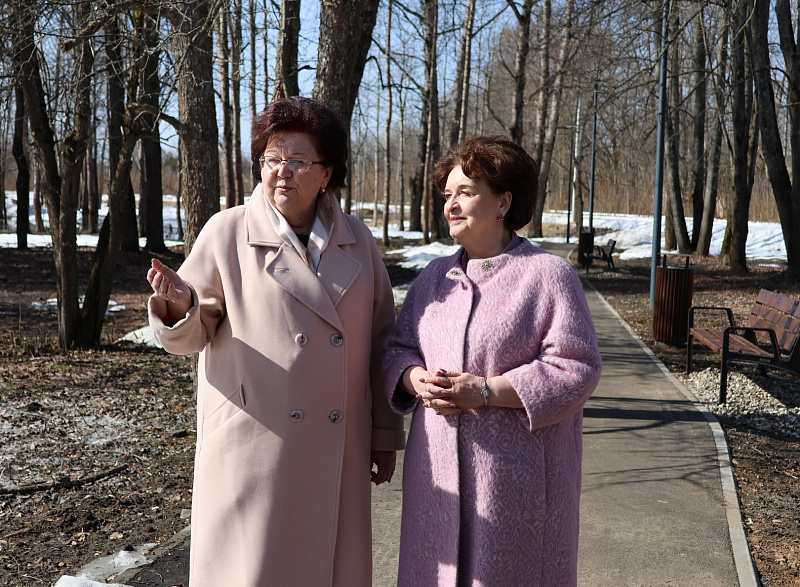 «Важно слышать людей»: спикер Ивановской облдумы Марина Дмитриева оценила ход реконструкции Парка железнодорожников в Комсомольске и провела прием граждан